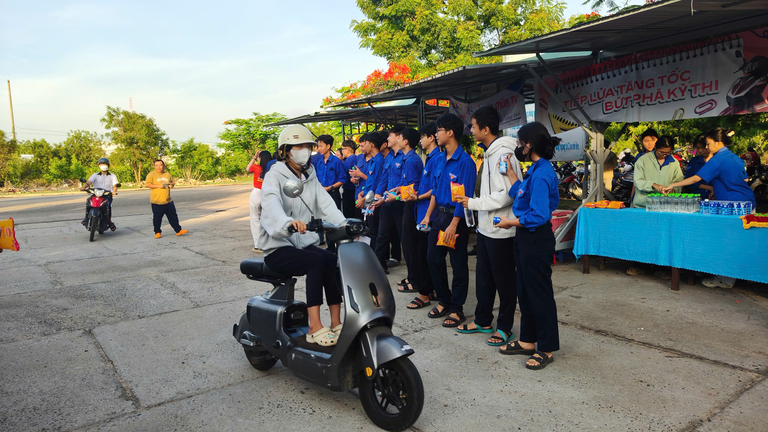 tiep suc mua thi 2026 THPT Tuy Phong 08