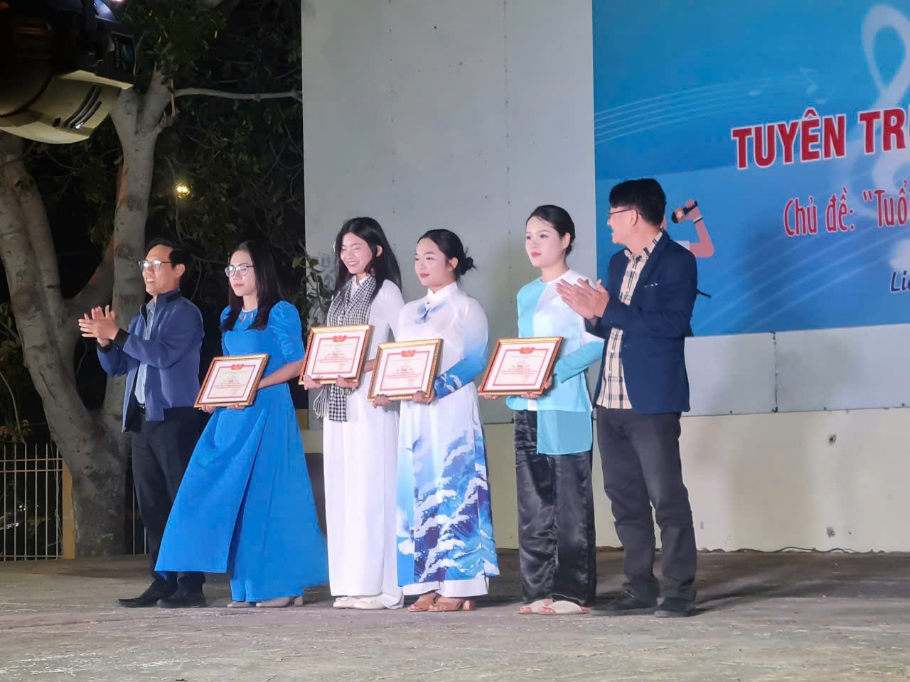 tuyen truyen ca khuc cach mang THPT Tuy Phong 02